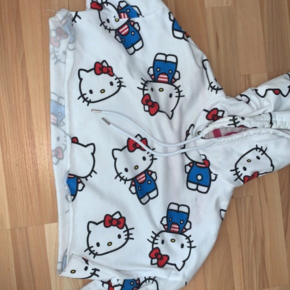 Hello Kitty croptop - Picture 4 of 4